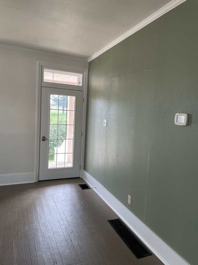 Foto del edificio - RECENTLY RENOVATED SCHOOL HOUSE FOR RENT!
