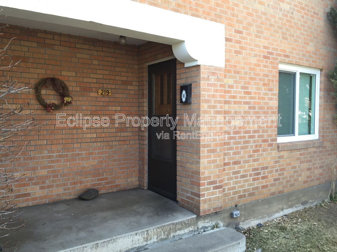 Primary Photo - 219 Edison Ave