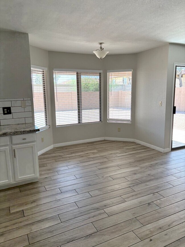 Foto del edificio - **Excellent 3br/2ba/3garage HOUSE (Lindsay...