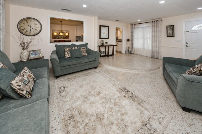 Foto del edificio - 245 Bel Forest Dr