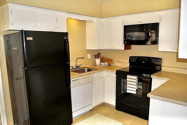 Building Photo - 8 Meadowlawn Dr