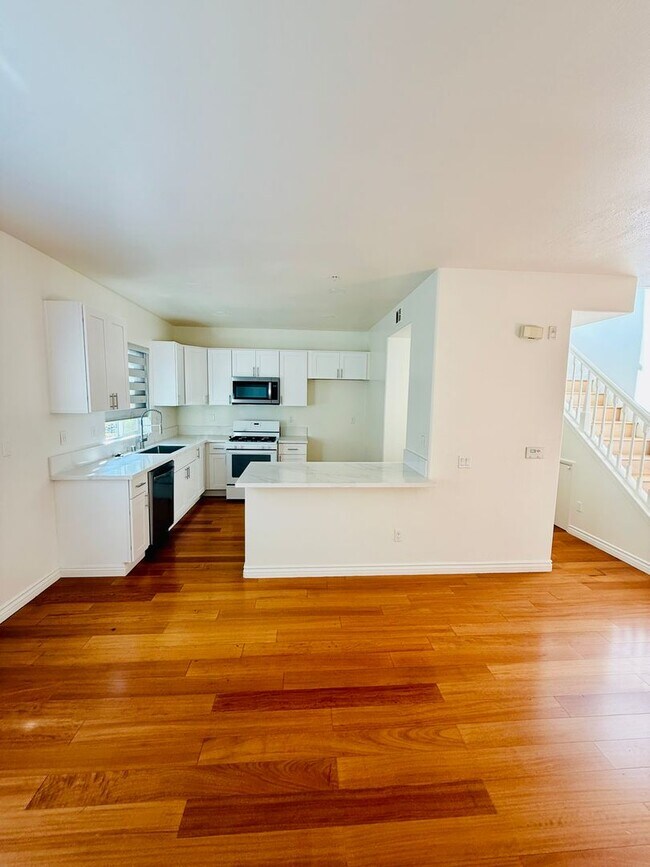 Foto del edificio - Remodelled 4 Bedroom Townhome for Lease in...