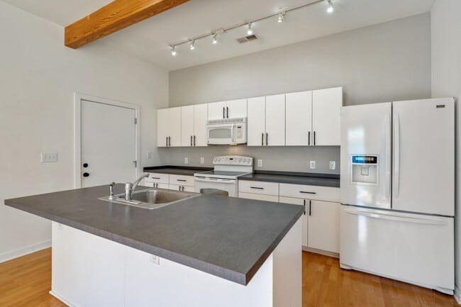 Building Photo - Downtown Durham 1bd/1ba Top Floor Corner Unit Condo!