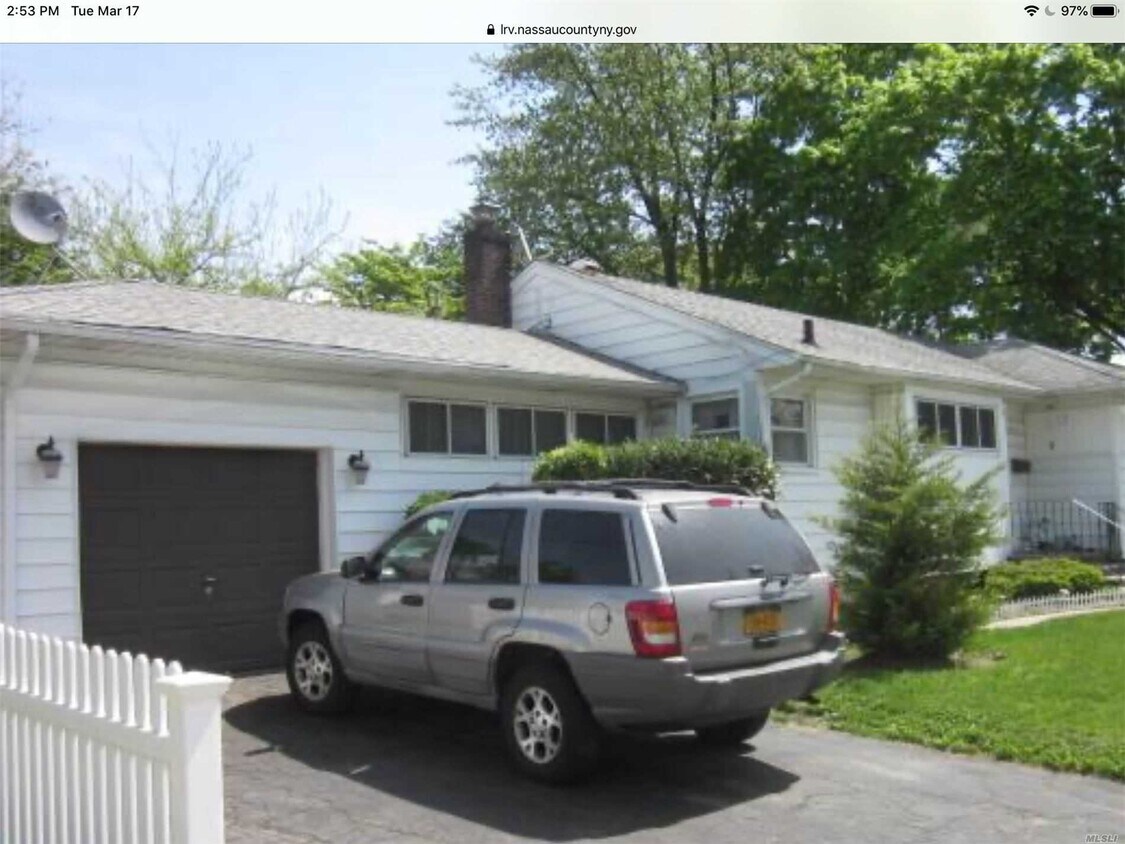 Primary Photo - 611 Bellmore Ave