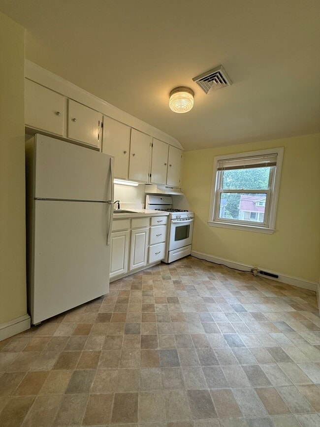 Building Photo - 1 bedroom | 1 bath - Oaklyn, NJ - Nice Quiet Neighborhood
