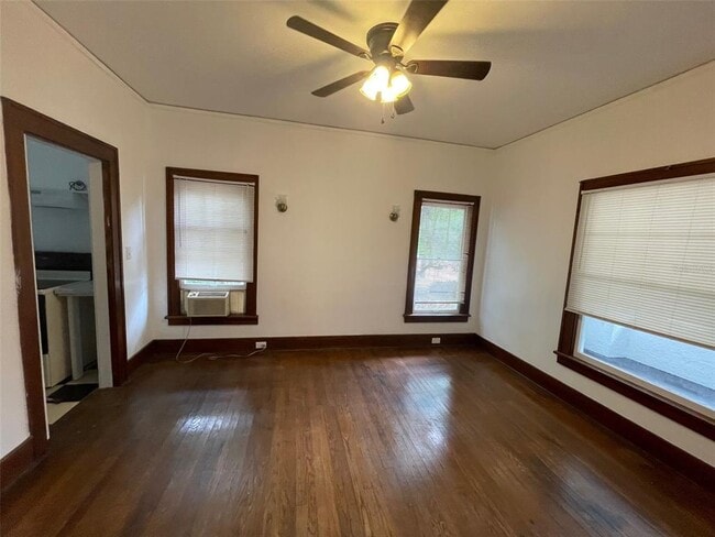 Foto del edificio - 2635 W University Ave