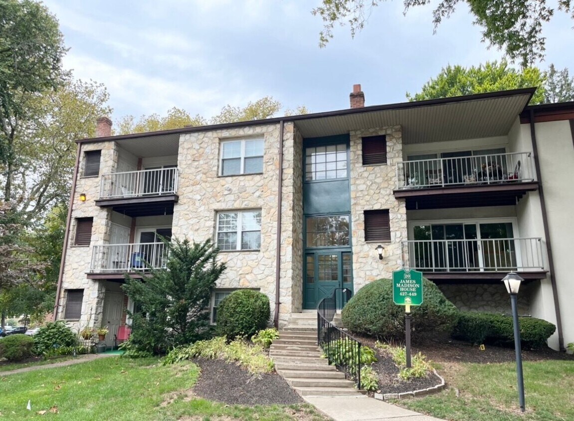 Foto principal - Ground level Condo with private patio, har...