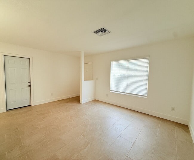 Building Photo - AVAILABLE NOW!!! 3 Bed / 2 Bath Duplex in ...