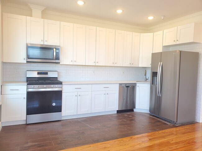 373 Avenida Danforth 301 - 369 Danforth Ave