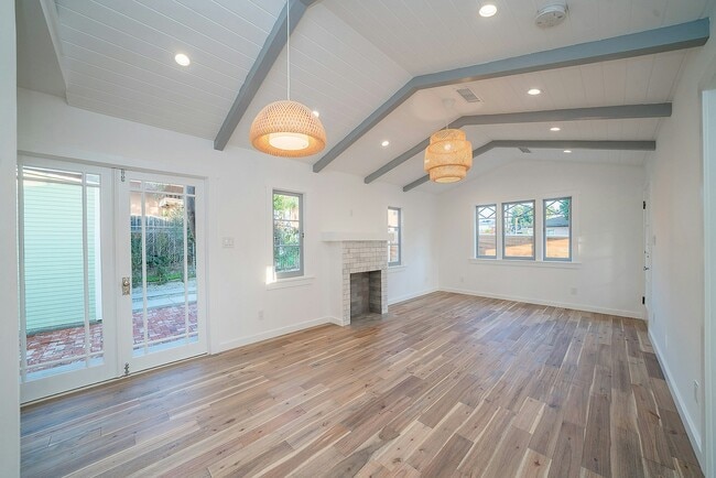 Building Photo - 511 Micheltorena St