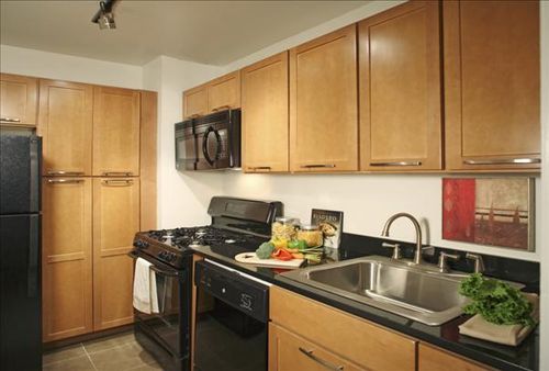 Building Photo - 420 E 80th St