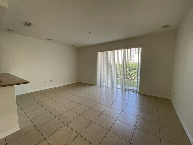 Building Photo - 3/2.5 Townhouse with a Garage!