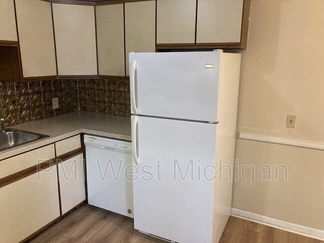 Building Photo - 6045 In the Pines Dr SE