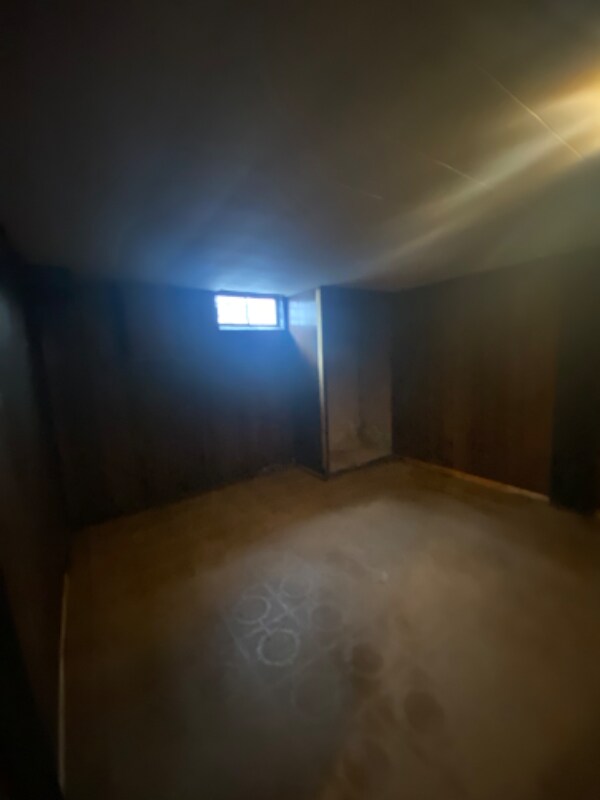 Building Photo - 558 W Foss Ave