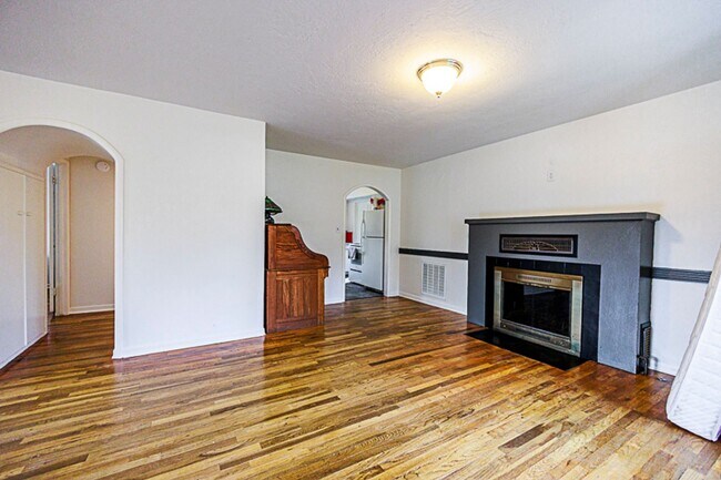 Foto del edificio - Charming three bedroom, two bath home with a Garage