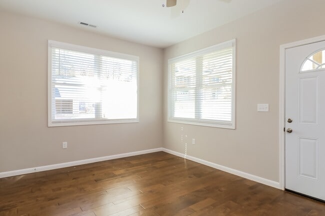 Foto del edificio - 435 Little Sycamore Ln