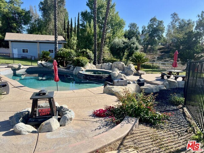 Foto del edificio - 37200 Glen Oaks Rd