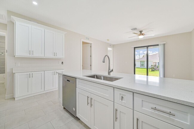 Foto del edificio - ** 3 Bed / 2 Bath ~ 2 Car Garage ~ New Con...