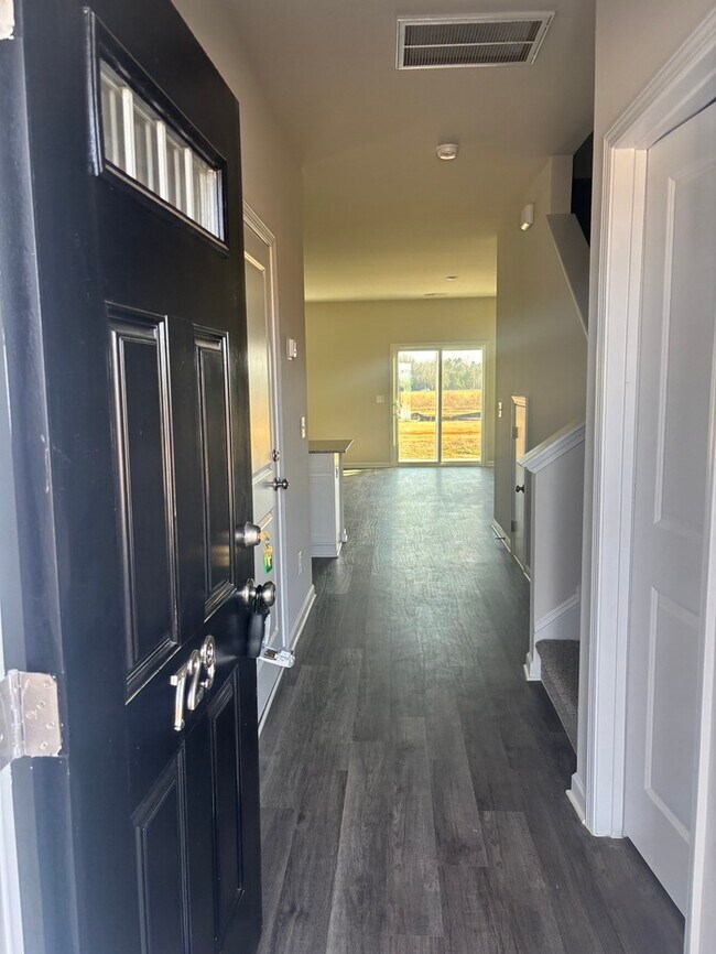 Foto del edificio - SPacious 3 bedroom 2 1/2 bath home