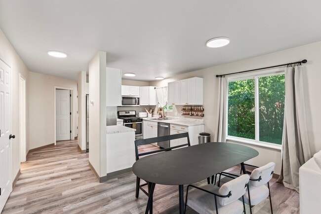 Building Photo - 9101 Lakehurst Dr