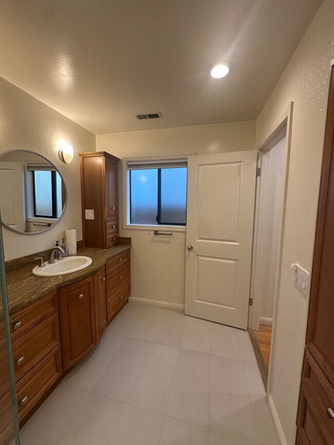 Foto del edificio - Two Story home!  3 bedroom, 2.5 bath, plus...