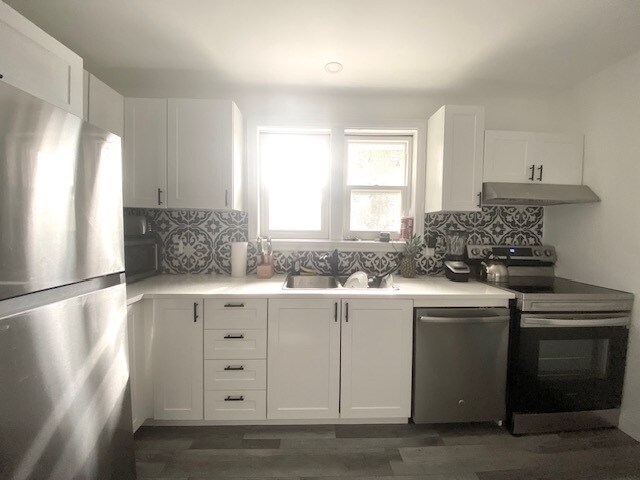 Building Photo - Bright Main Floor 2 Bedroom Unit in East E...