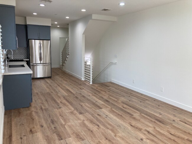 Building Photo - 648 Serrano Ave