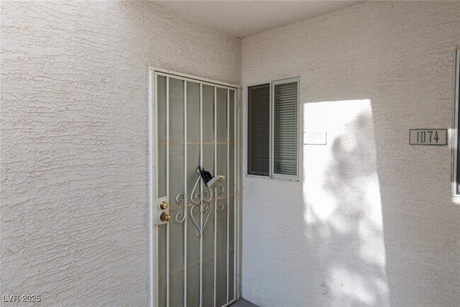 Foto del edificio - 7100 W Pirates Cove Rd