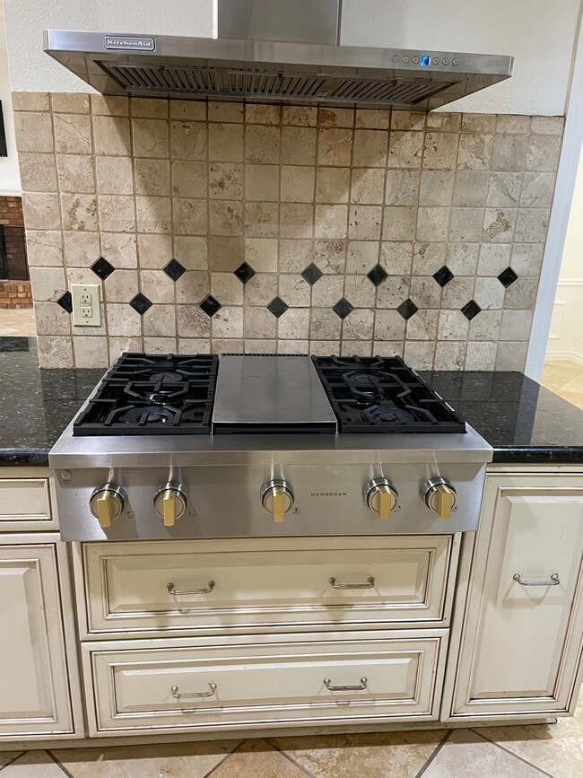 Building Photo - 737 Robin Ln