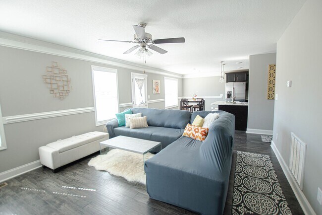 Building Photo - Pet Friendly Three Bedroom!