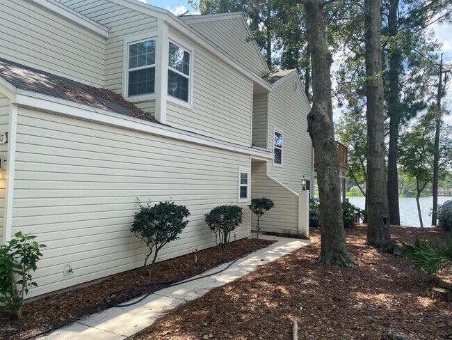 Building Photo - 11230 Lake Mandarin Cir E