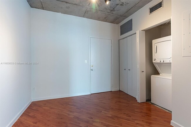 Foto del edificio - 690 SW 1st Ct