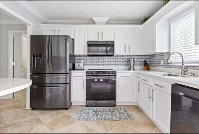 Building Photo - 337 Balsam St