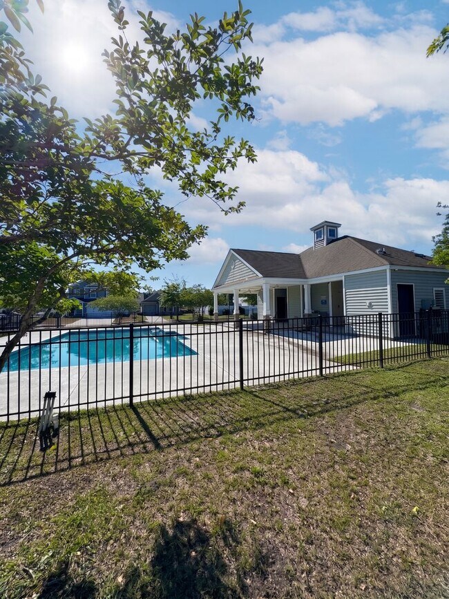 Building Photo - RATE DROP ALERT! (was $2100/month)