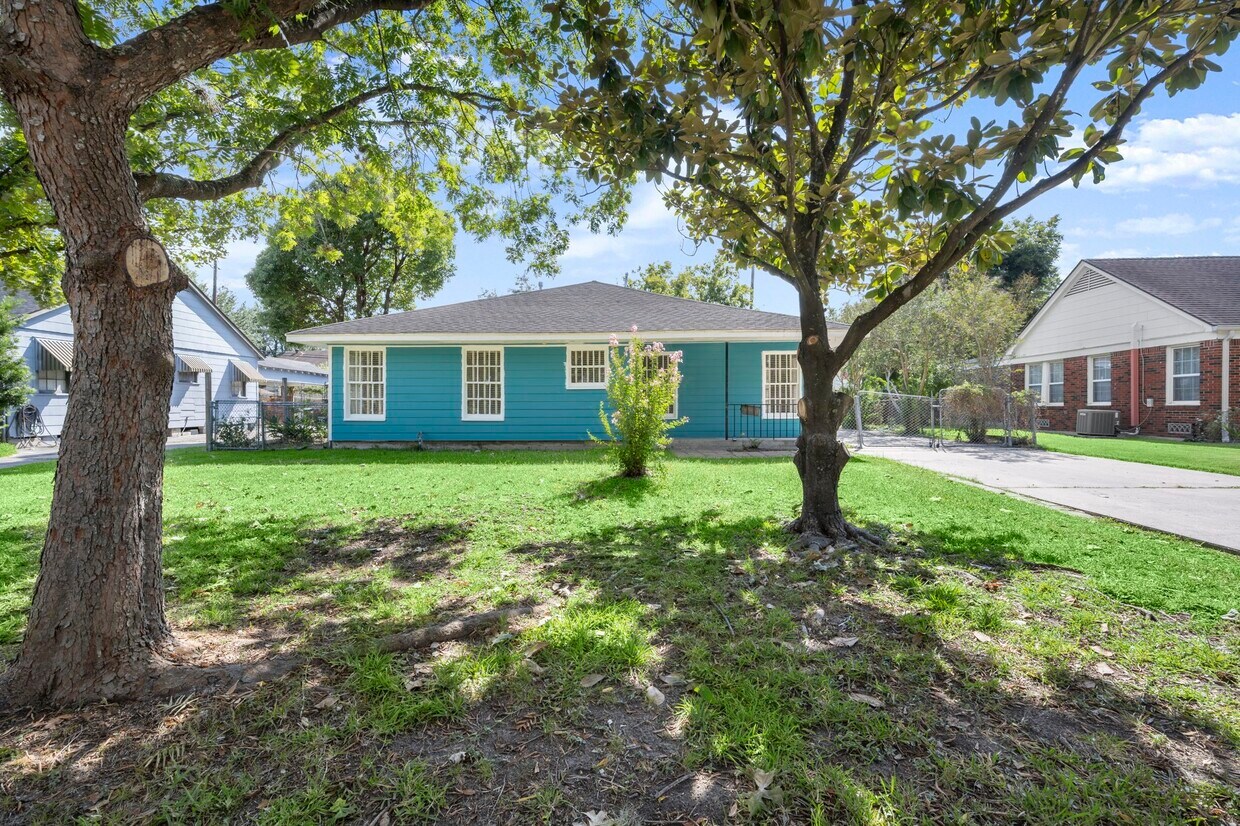 Foto principal - 6438 Pinehurst Dr
