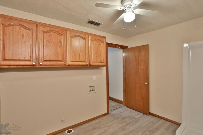 Foto del edificio - 3 bed 2 bath 2 car carport home in south A...