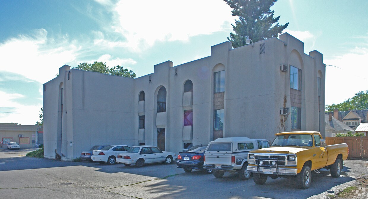 Building Photo - 827 E Ermina