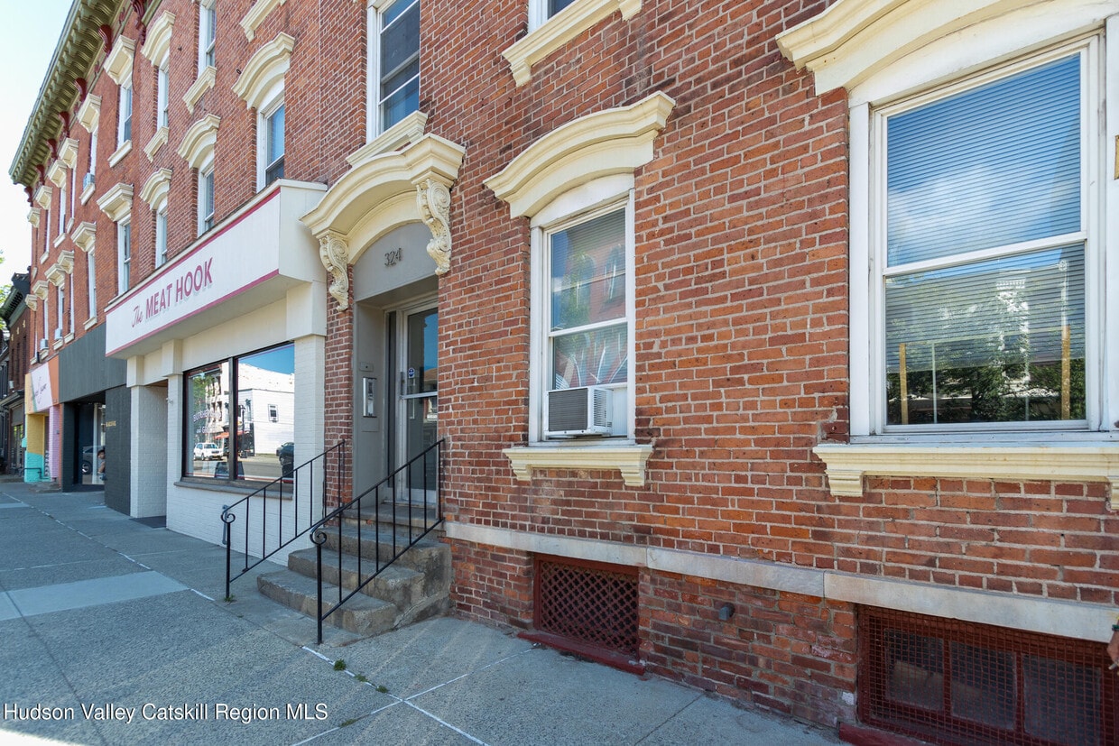 Primary Photo - 324 Warren St