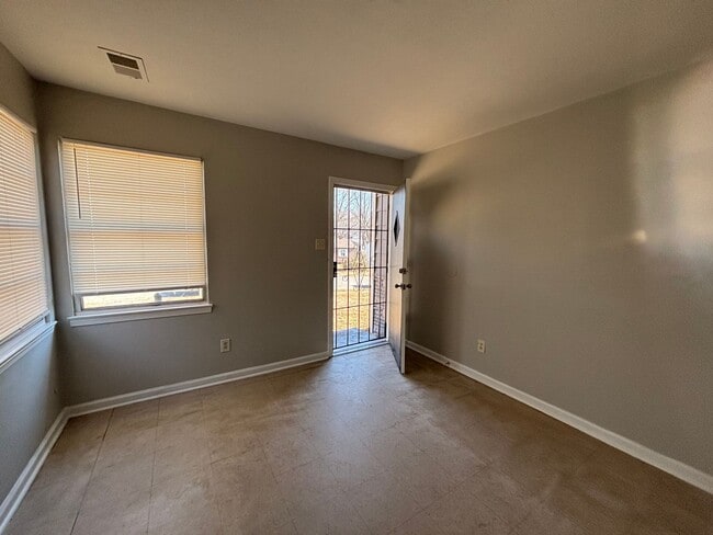 Foto del edificio - 2551 Dakar Ave