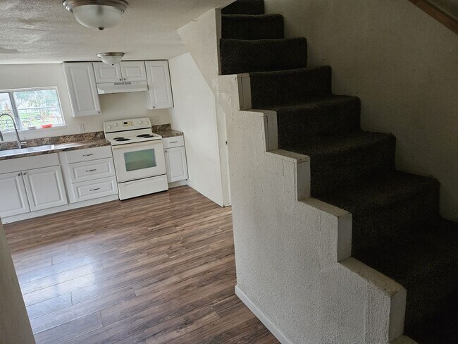 Foto del edificio - 3BD, 1BA 2 Story Updated Townhome - Availa...