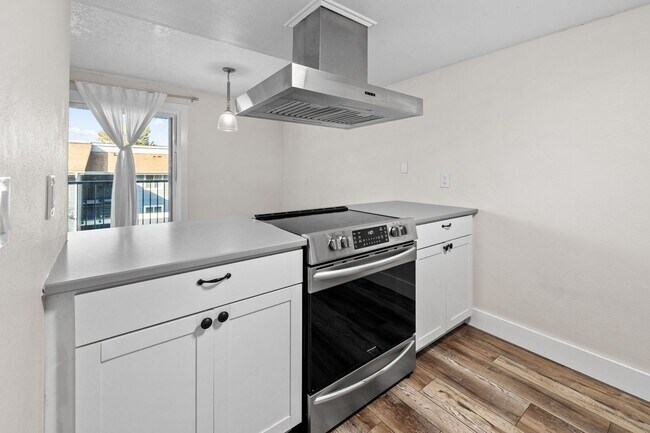 Foto del edificio - 2-Bed Condo in Kent – Fireplace, Balcony &...