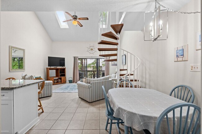 Foto del edificio - Long Term Furnished Top Floor Condo - 2 bed/2bath with Community Pool