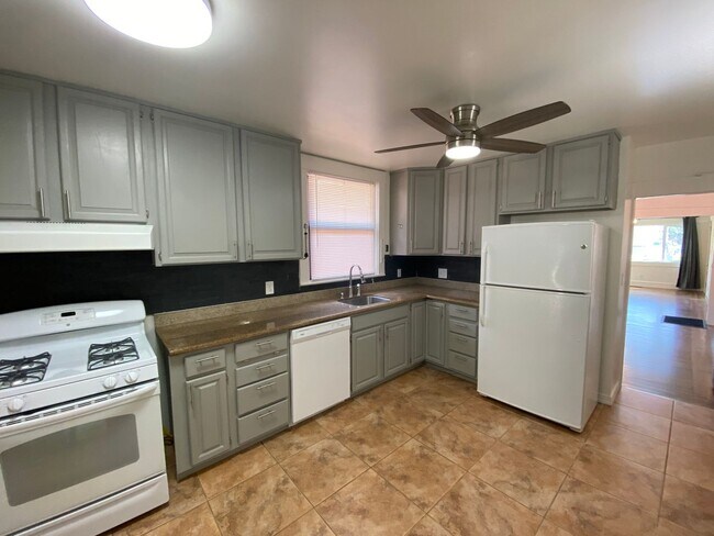 Building Photo - Beautiful Craftsman 3 bedroom 2 bath home ...