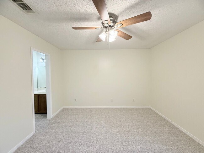 Foto del edificio - 2 Bedroom Townhome Near Scenic Hills