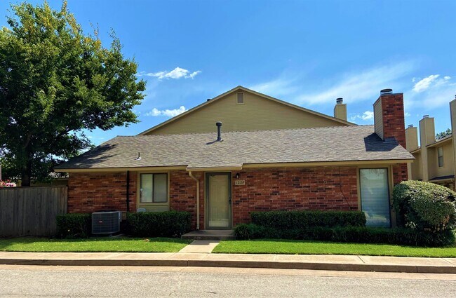 Foto del edificio - Fabulous Town Home Nestled In Highly Desir...