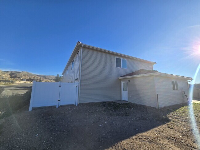 Building Photo - Charming Townhome in La Verkin