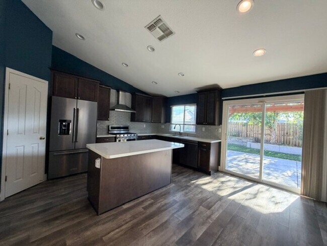 Foto del edificio - Beautifully Remodeled 4 Bedroom, 2 Bath Home in Desirable Elk Grove Neighborhood