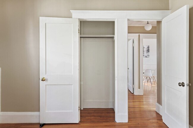 Building Photo - Queen room in 6-bed/2.0-bath Home