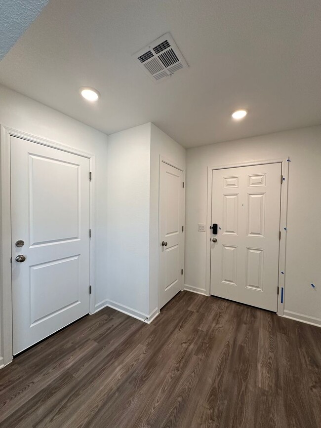 Building Photo - Beautiful New 3 Bedroom Home in the New Ra...