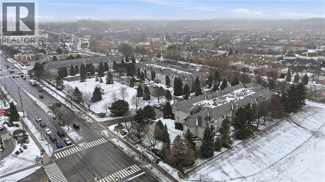 Building Photo - 990 Golf Links Rd